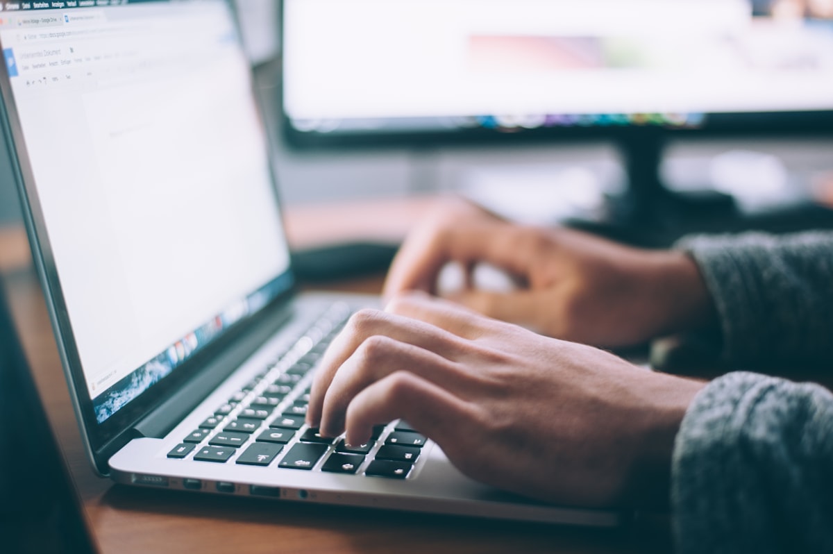 Praca przy laptopie — codzienne wsparcie administracyjne firm